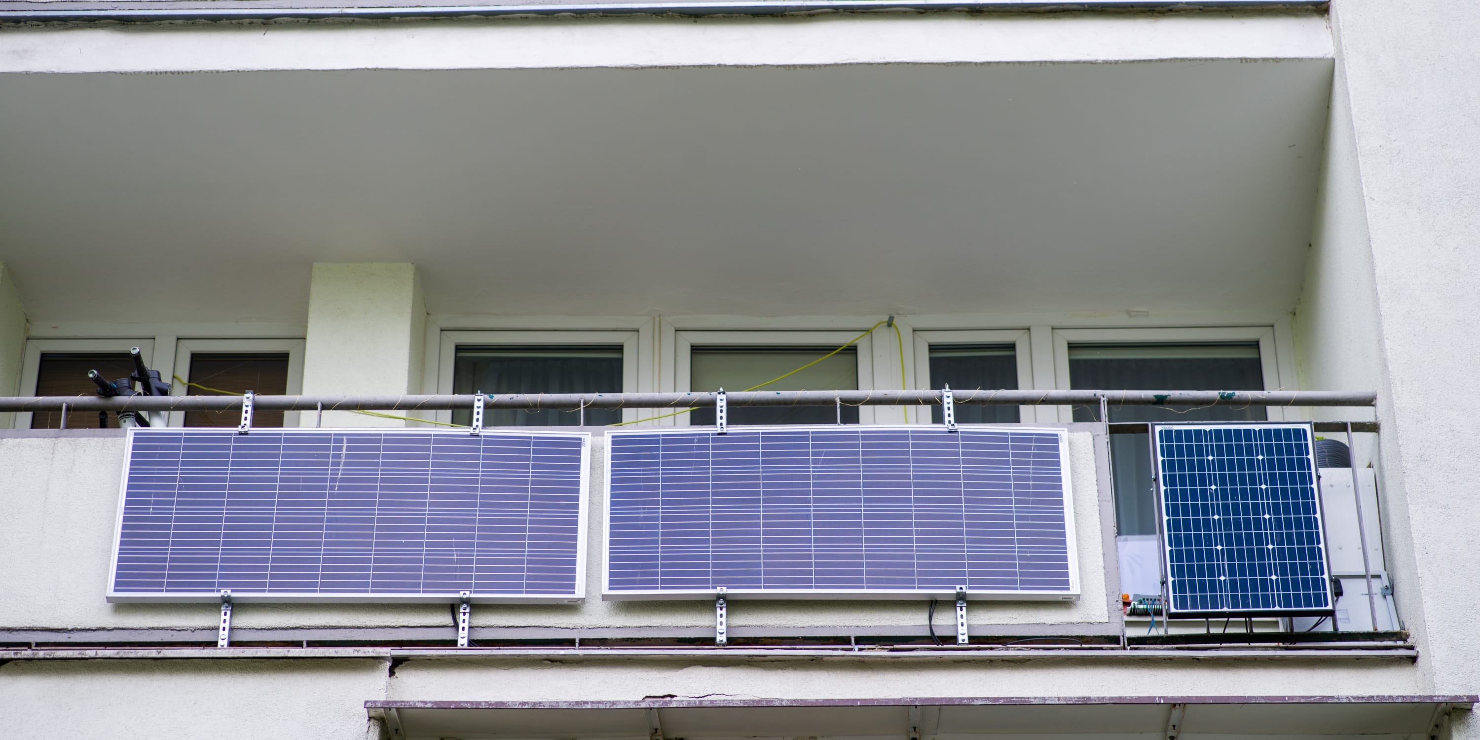 balkon met zonnepanelen